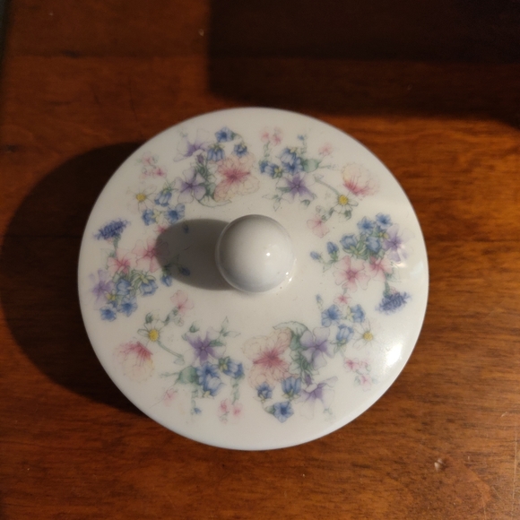 Wedgwood "Angela" round trinket box - Picture 3 of 3